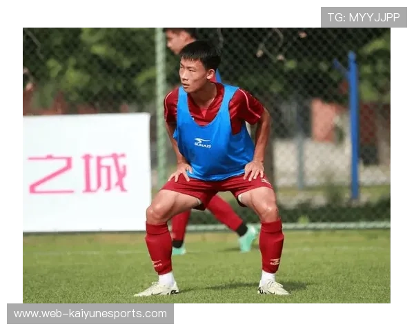 足球球星赛场激情敬礼动作展现团队精神与荣耀瞬间